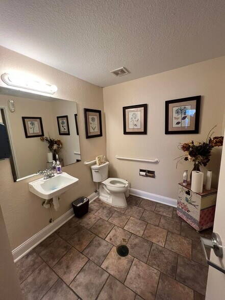 More Photos Of 6310 Blanding Blvd, Jacksonville Showroom For Lease