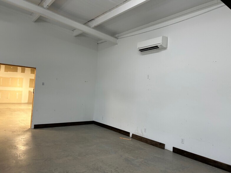 More Photos Of 718 Brehmer Ln, Fredericksburg Warehouse For Lease