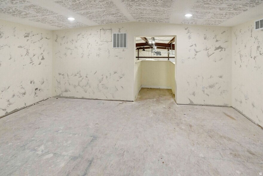 More Photos Of 46 S Center St, Elsinore Industrial For Sale
