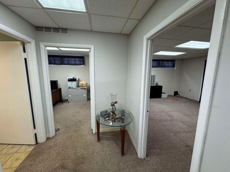 More Photos Of 4414 Pennwood Rd, Brentwood Flex For Sale