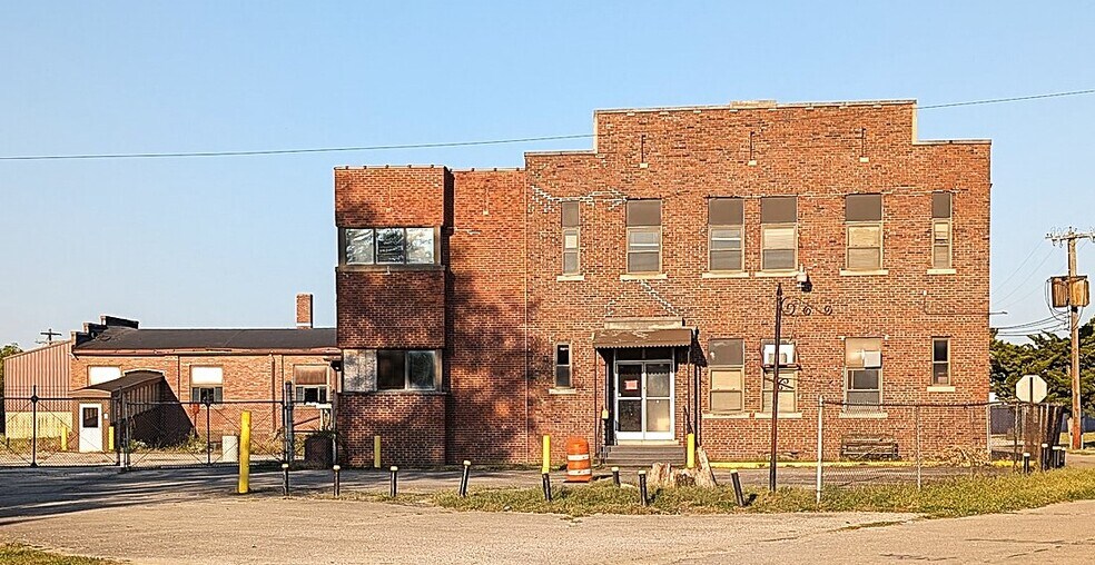 Primary Photo Of 700 Commerce St, Danville Manufacturing For Sale