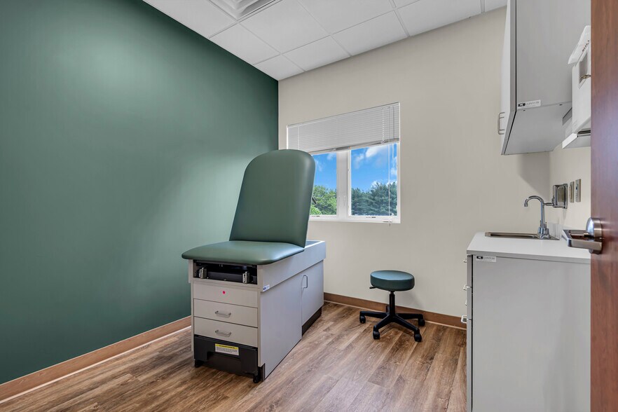 More Photos Of 500 Park Ave, Manalapan Township Medical For Lease