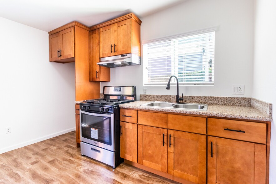 More Photos Of 1718 S New England St, Los Angeles Apartments For Sale