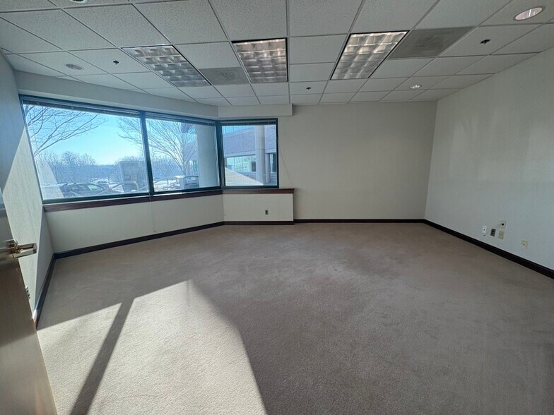 More Photos Of 2 Walnut Grove Dr, Horsham Township Office For Lease