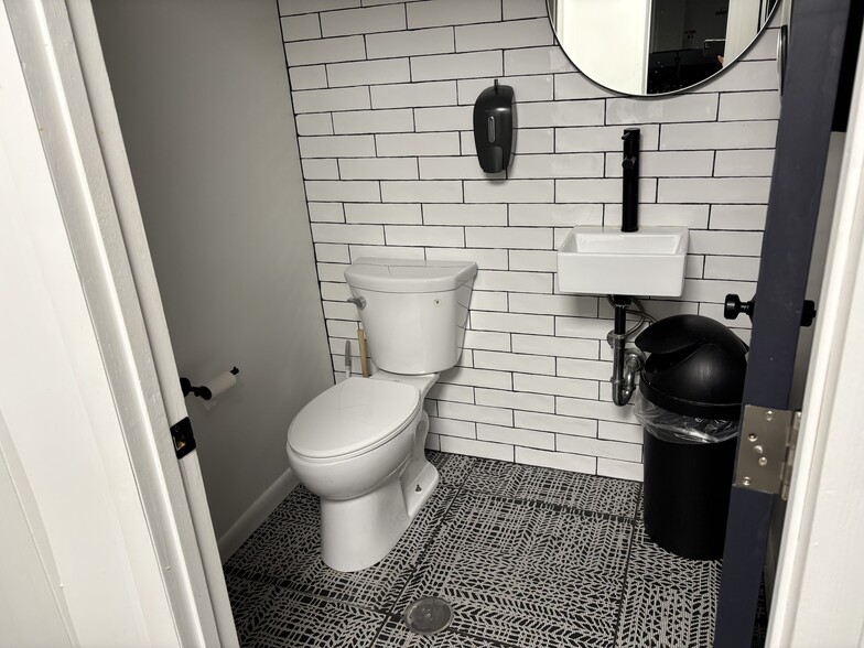 More Photos Of 3632-3652 N Cicero Ave, Chicago Showroom For Sale