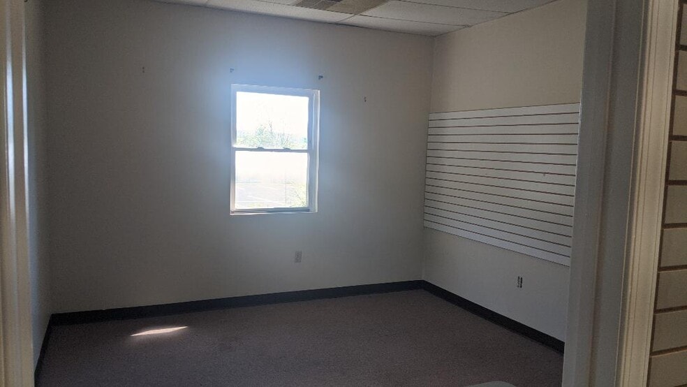 More Photos Of 1494 N Charlotte St, Pottstown General Retail For Lease