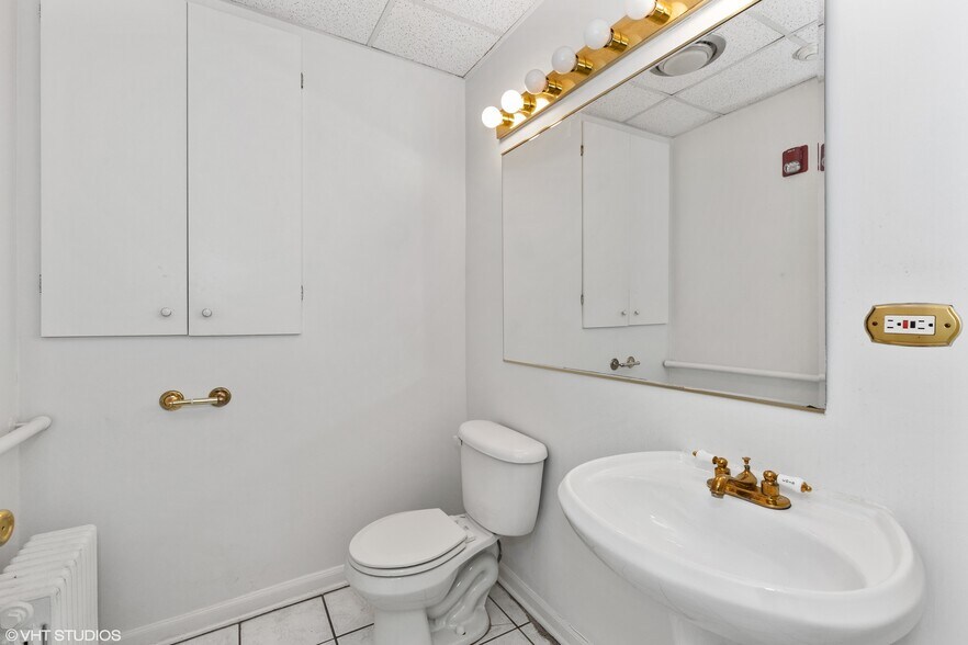 More Photos Of 410 Green Bay Rd, Highwood Office For Lease