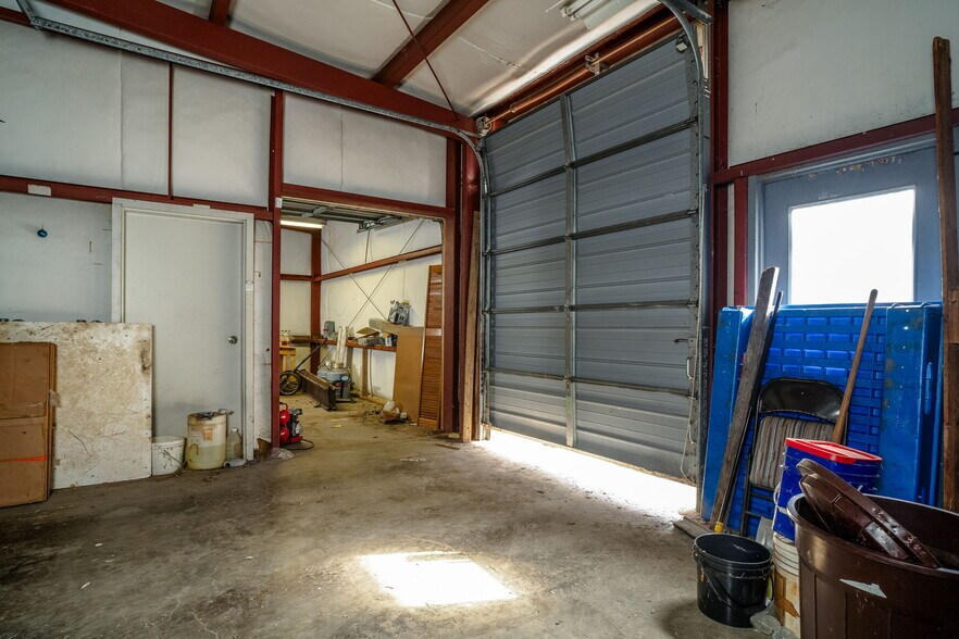 More Photos Of 52 Mid Valley, Verona Light Manufacturing For Sale