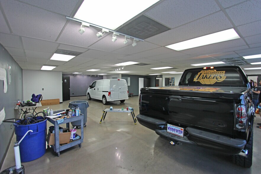 More Photos Of 5860-5880 S Valley View Blvd, Las Vegas Warehouse For Lease
