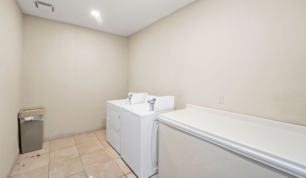 More Photos Of 725 Paradise Ln, Johnson Creek Hotel For Sale