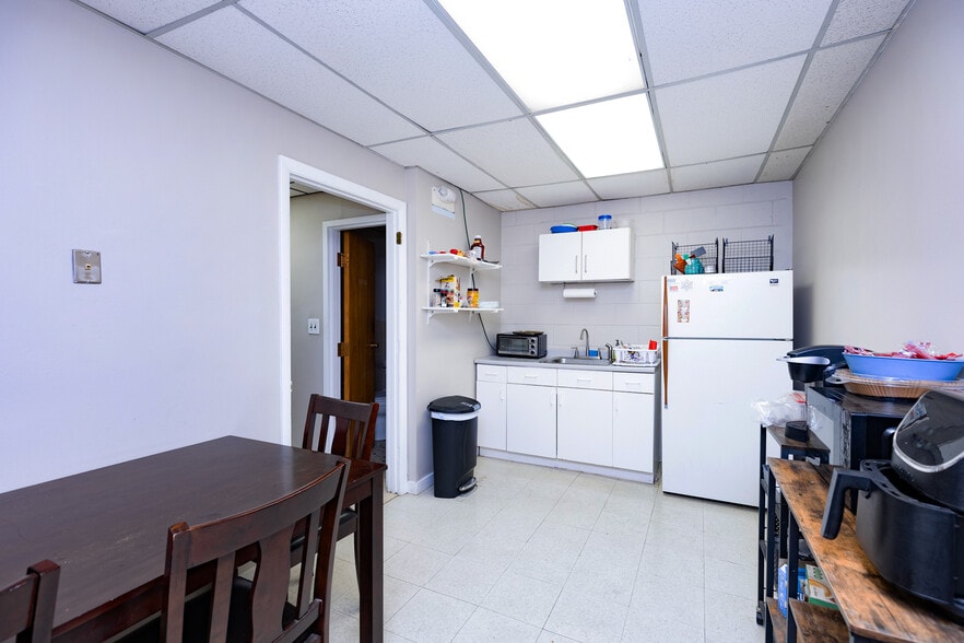 More Photos Of 24 Keewaydin Dr, Salem Flex For Lease