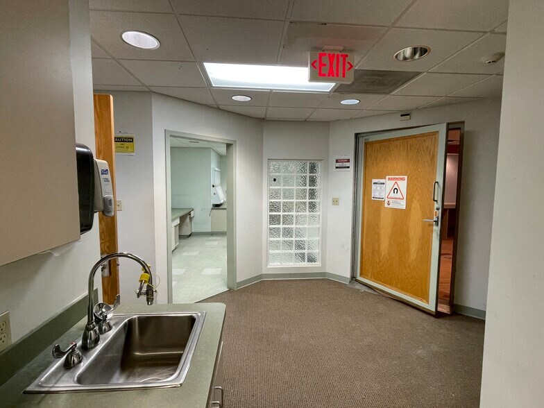 More Photos Of 11325 Pembrooke Sq, Waldorf Medical For Sale