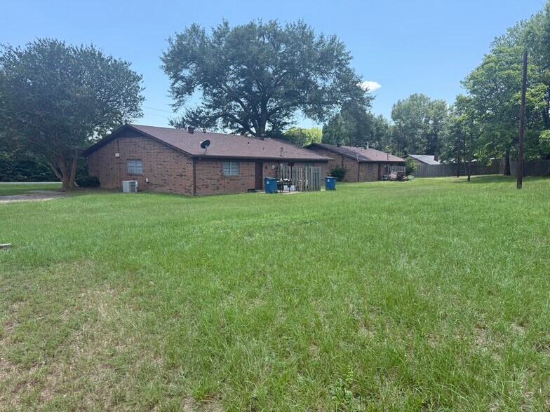More Photos Of 1007 Richey Dr, Gladewater Apartments For Sale