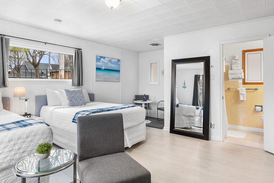 More Photos Of 488 South St, Green Lake Hotel For Sale