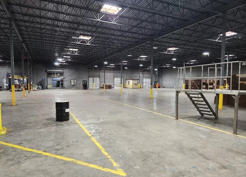 More Photos Of 10901 Carpet St, Charlotte Warehouse For Lease