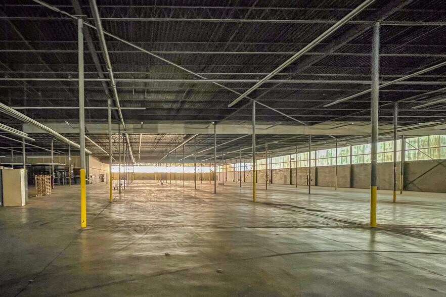 More Photos Of 4600 Park St N, Saint Petersburg Warehouse For Sale