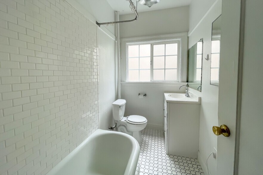 More Photos Of 1000 E 33rd St, Oakland Apartments For Sale