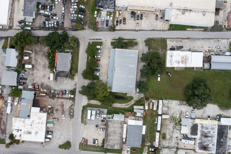 More Photos Of 2239 15th St, Sarasota Warehouse For Sale
