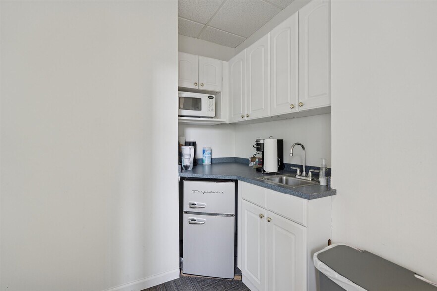 More Photos Of 18 W Evergreen Ave, Philadelphia Office Residential For Sale