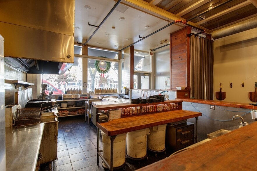 More Photos Of 132 N Patterson St, Valdosta Restaurant For Sale