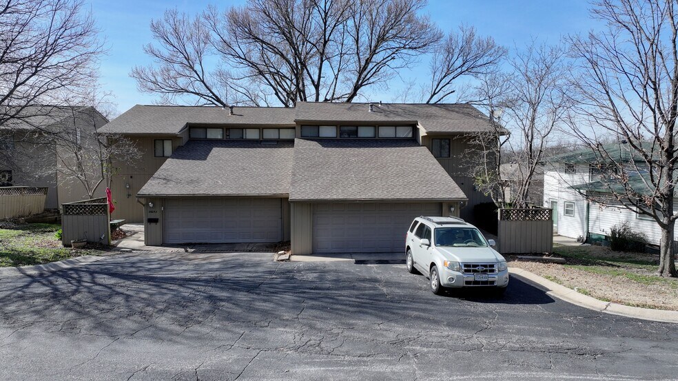 More Photos Of 8627 Countryshire Ln, Kansas City Apartments For Sale