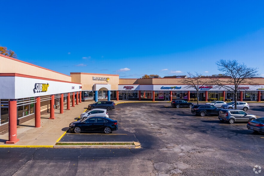 More Photos Of 800-830 E Nerge Rd, Roselle General Retail For Lease