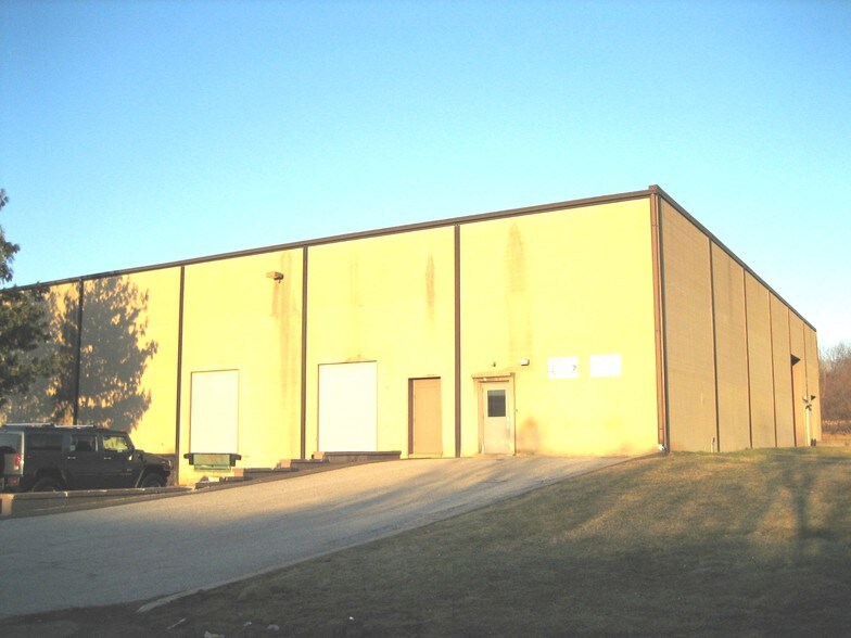 More Photos Of 37 Ironia Rd, Flanders Warehouse For Lease