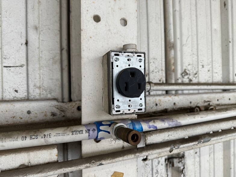 More Photos Of 5925 Payton Ave, Riverside Warehouse For Lease