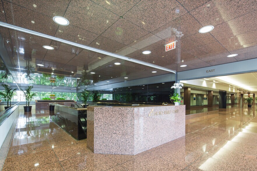 More Photos Of 15821 Ventura Blvd, Encino Office For Lease