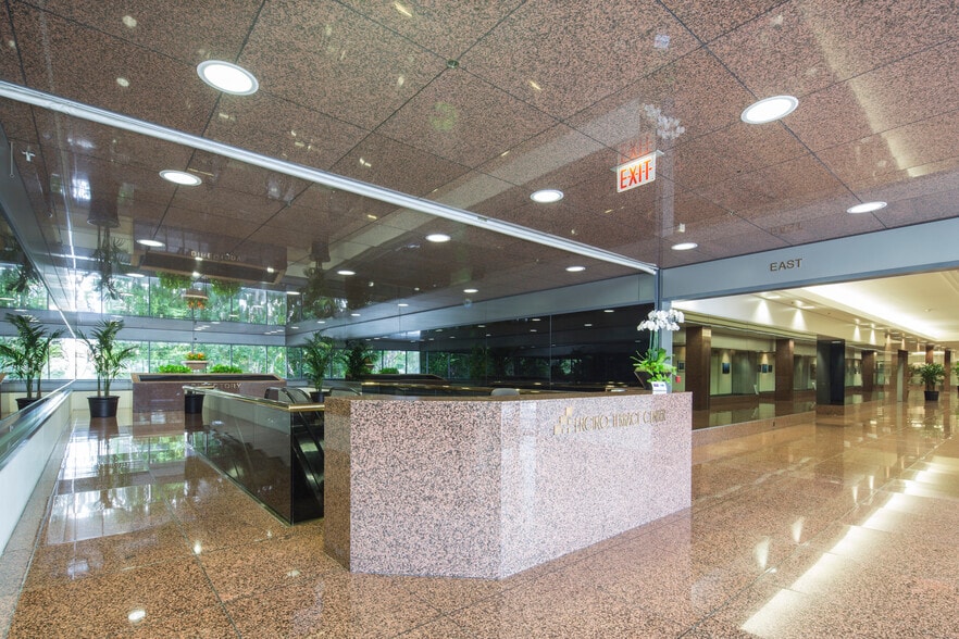 More Photos Of 15821 Ventura Blvd, Encino Office For Lease
