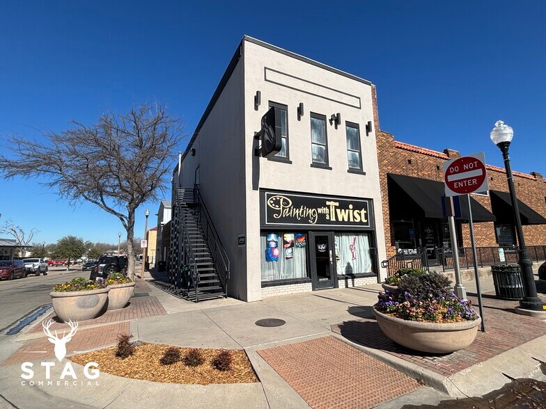 More Photos Of 208 W Oak St, Denton Storefront For Lease