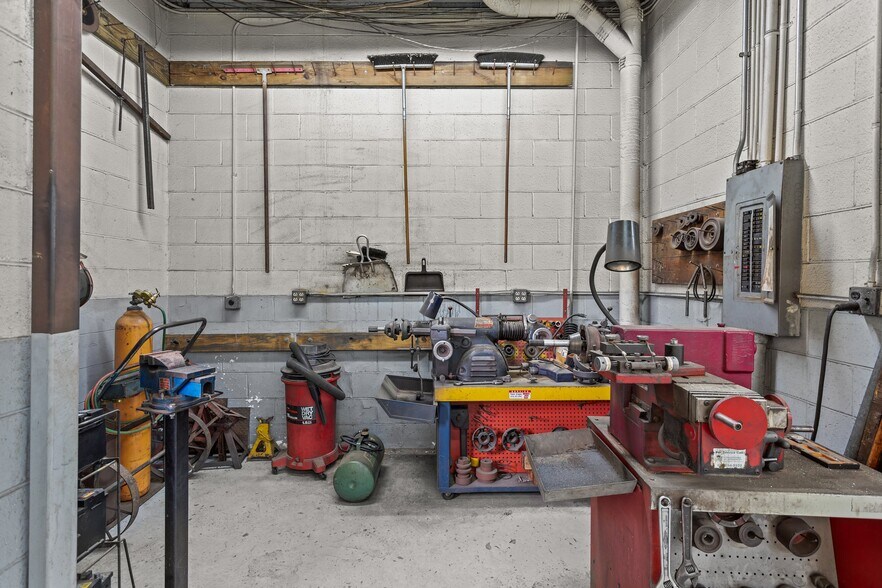 More Photos Of 6425 Glenwood Ave, Raleigh Auto Repair For Sale