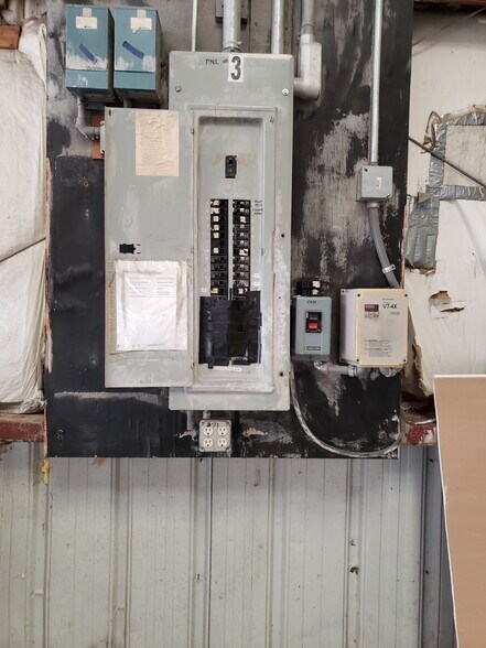 More Photos Of 44 Depot St, Belchertown Warehouse For Lease
