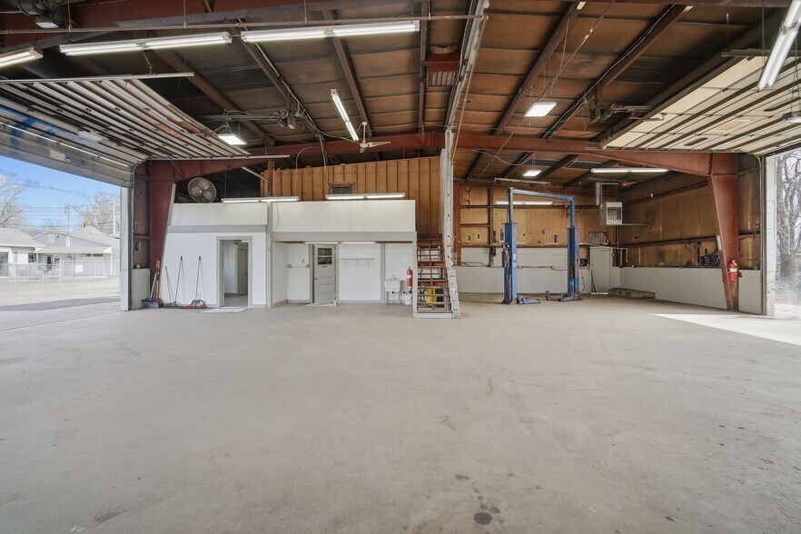 More Photos Of 14 Easthampton Rd, Northampton Warehouse For Lease