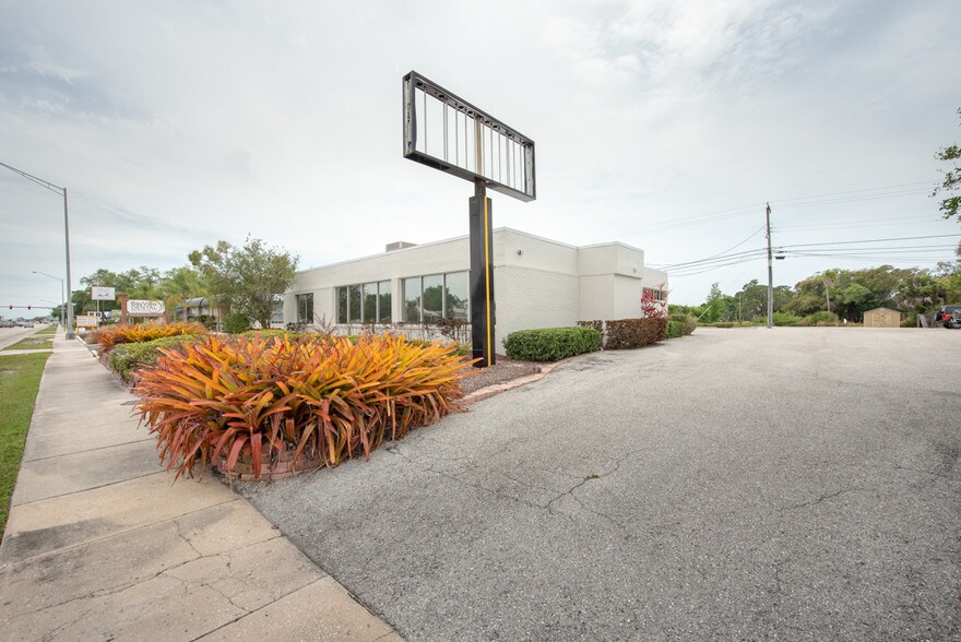 Primary Photo Of 7430 Tamiami Trl, Sarasota Loft Creative Space For Lease
