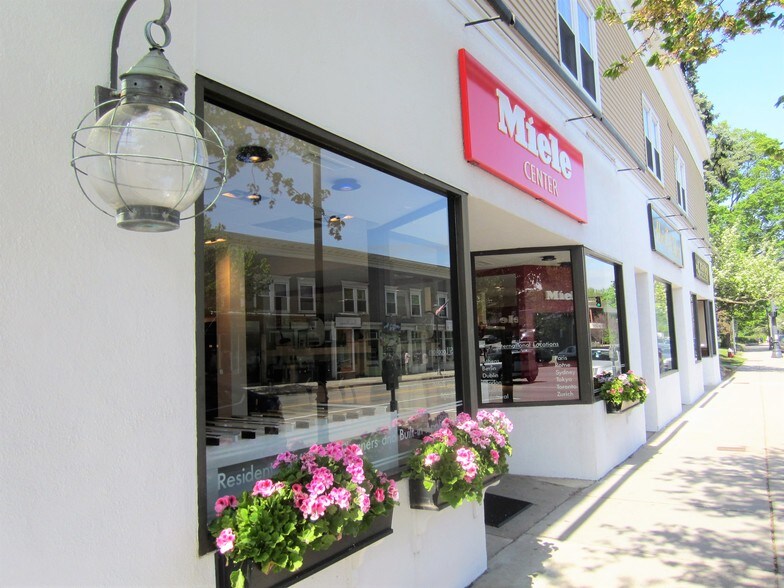 More Photos Of 555 Washington St, Wellesley Storefront Retail Office For Lease