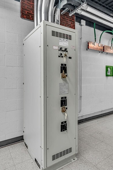 More Photos Of 400 SE Jefferson St, Topeka Flex For Sale