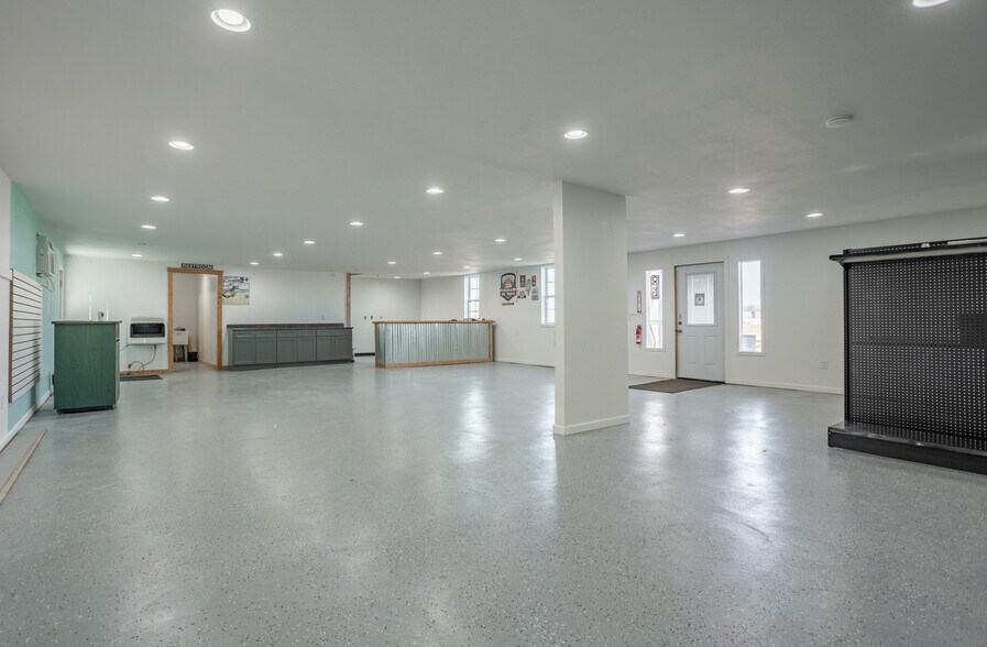 More Photos Of 1903 Mockingbird Rd, Fordland General Retail For Lease