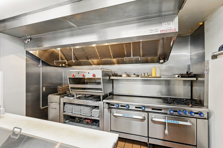 More Photos Of 91 E Main St, Bicknell Hotel For Sale