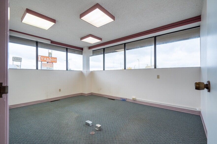 More Photos Of 6209 44 St, Lloydminster Office For Lease
