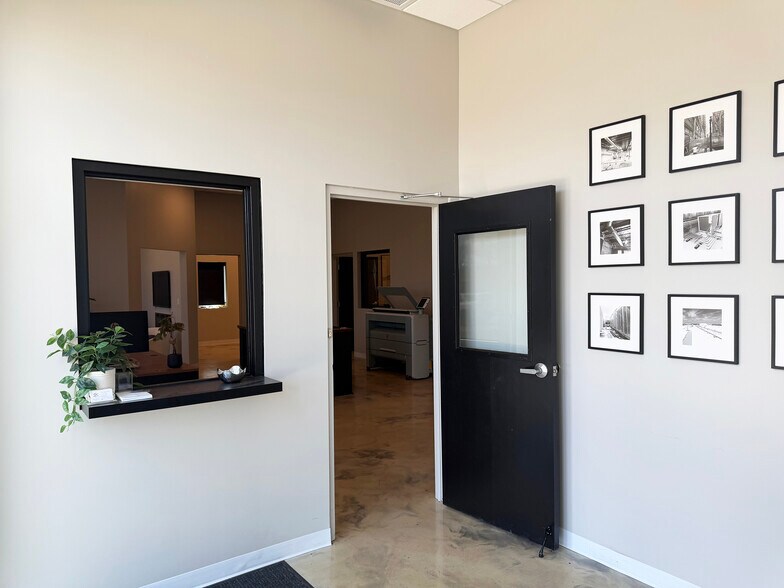 More Photos Of 315 Industrial Dr, St Charles Warehouse For Lease