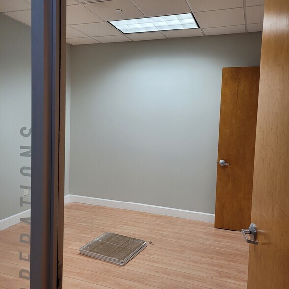 More Photos Of 7751 Kingspointe Pky, Orlando Light Distribution For Lease