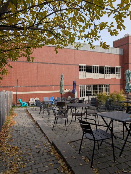 More Photos Of 92 Pleasant St, Newburyport Freestanding For Sale