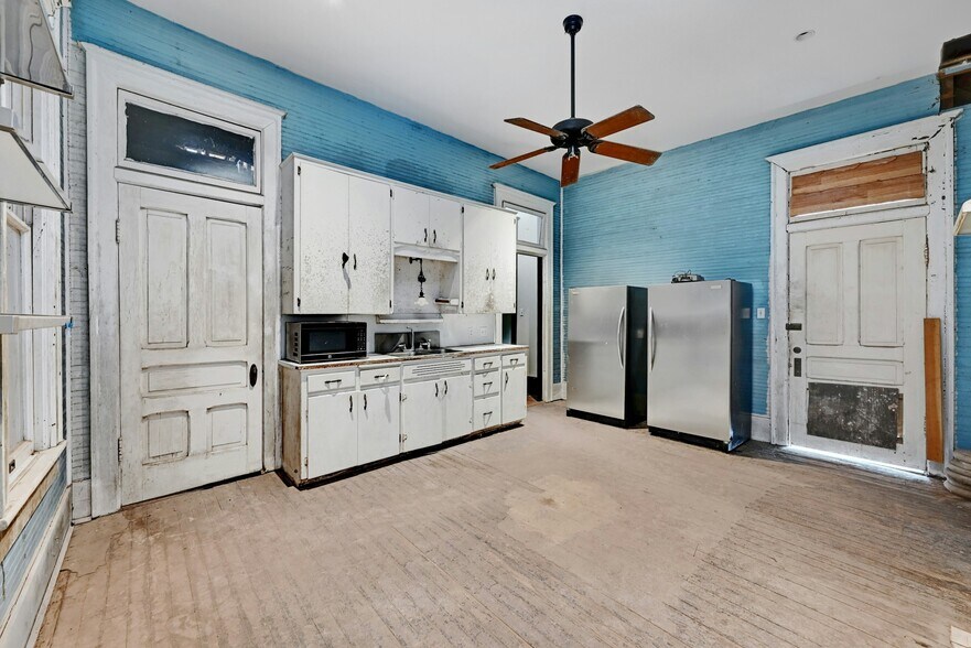 More Photos Of 709 N Lexington St, Manor Specialty For Sale