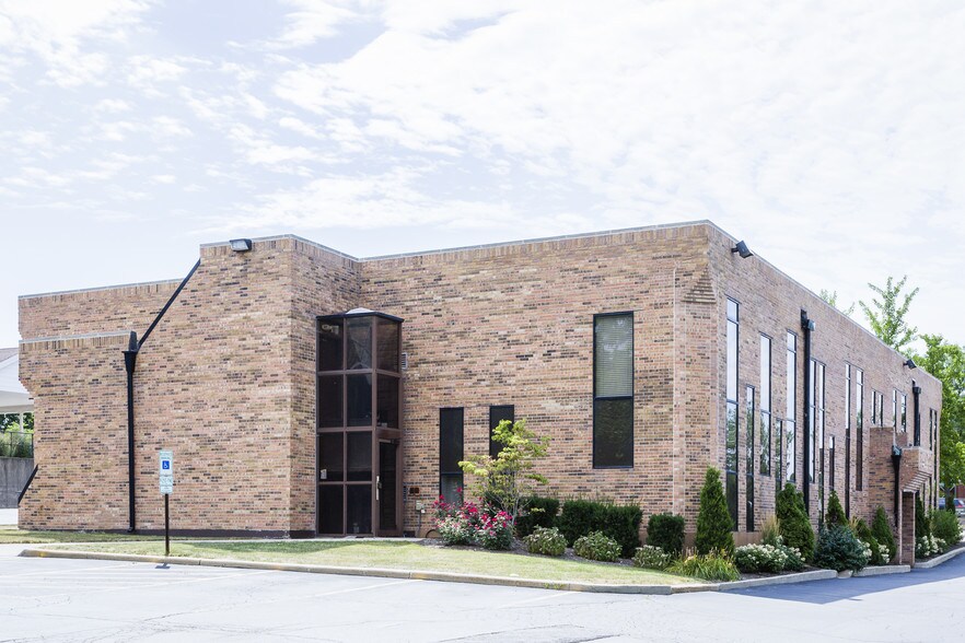 More Photos Of 129 S Roselle Rd, Schaumburg Office For Sale