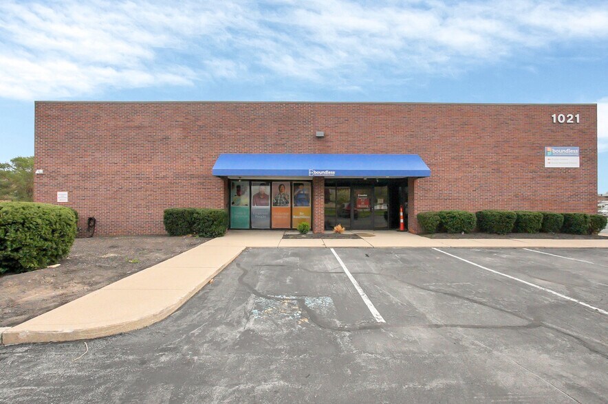 Primary Photo Of 1021 Checkrein Ave, Columbus Light Manufacturing For Sale