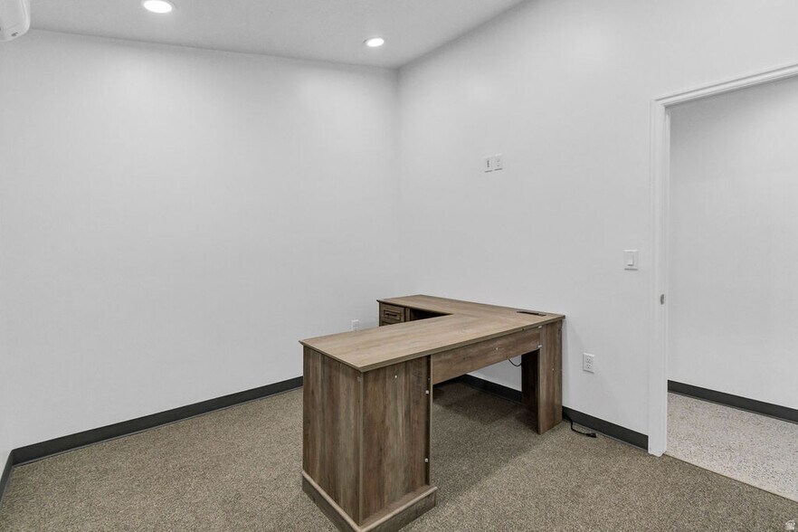 More Photos Of 46 S Center St, Elsinore Industrial For Sale