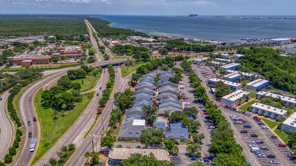 More Photos Of 913 Gulf Breeze Pky, Gulf Breeze General Retail For Sale