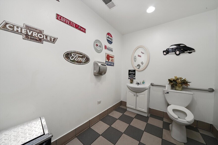 More Photos Of 2920 W 159th St, Markham Freestanding For Sale