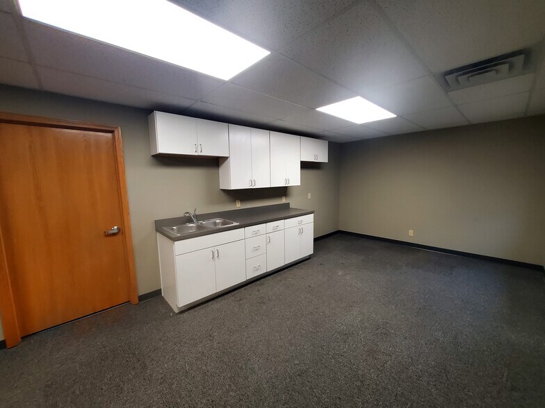 More Photos Of 300 Legacy Plz W, La Porte Medical For Lease